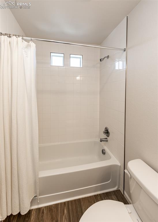 Image 28 of 37: Bathroom