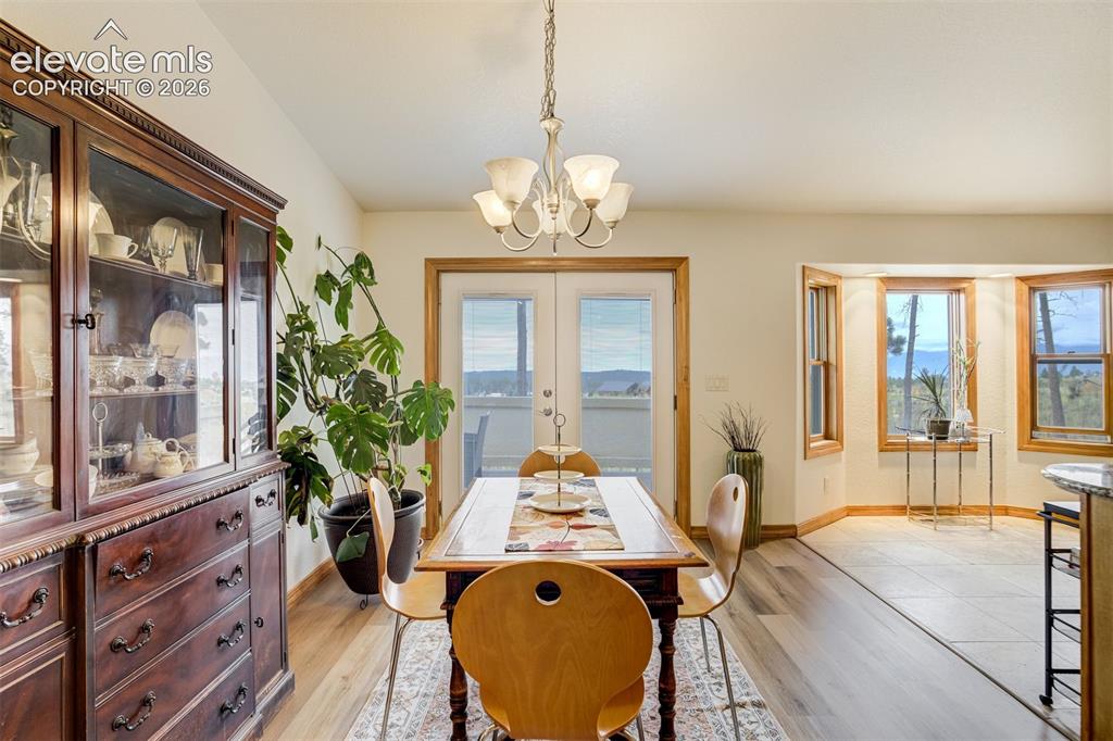 Image 13 of 50: Dining Area