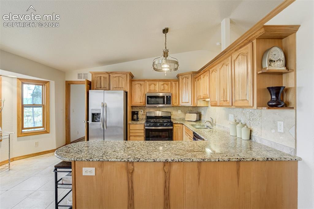 Image 16 of 50: Kitchen