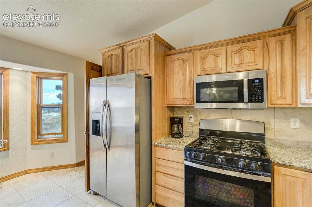 Image 18 of 50: Kitchen