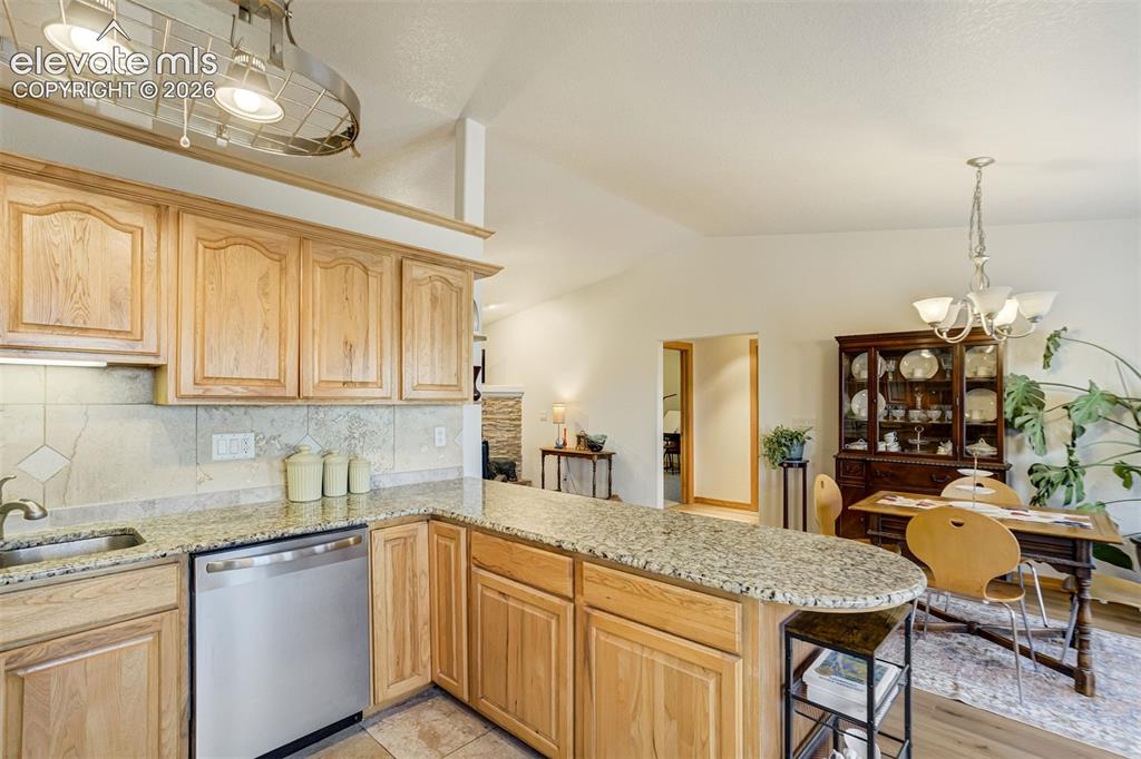 Image 19 of 50: Kitchen