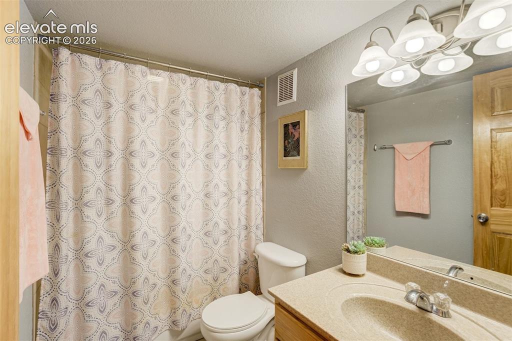 Image 40 of 50: Bathroom