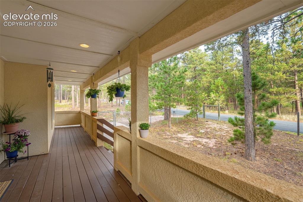Image 6 of 50: Deck