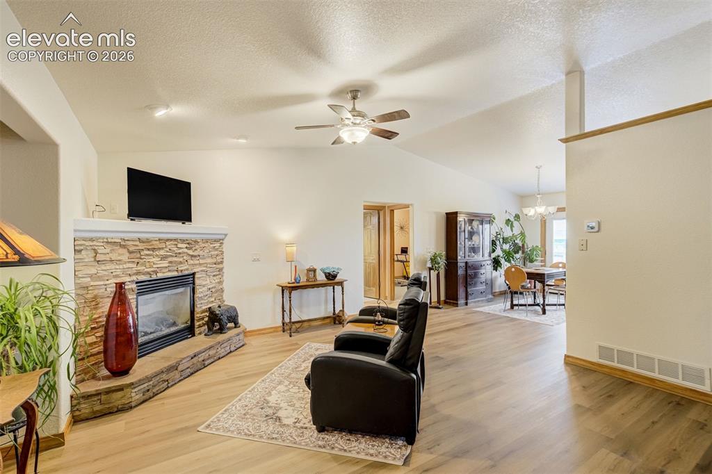 Image 8 of 50: Living Room