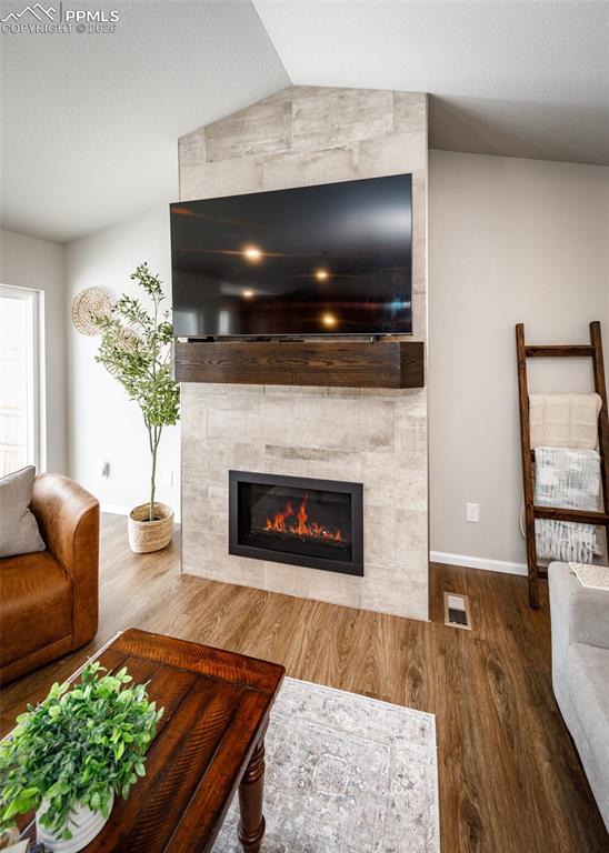 Image 20 of 48: Living Room