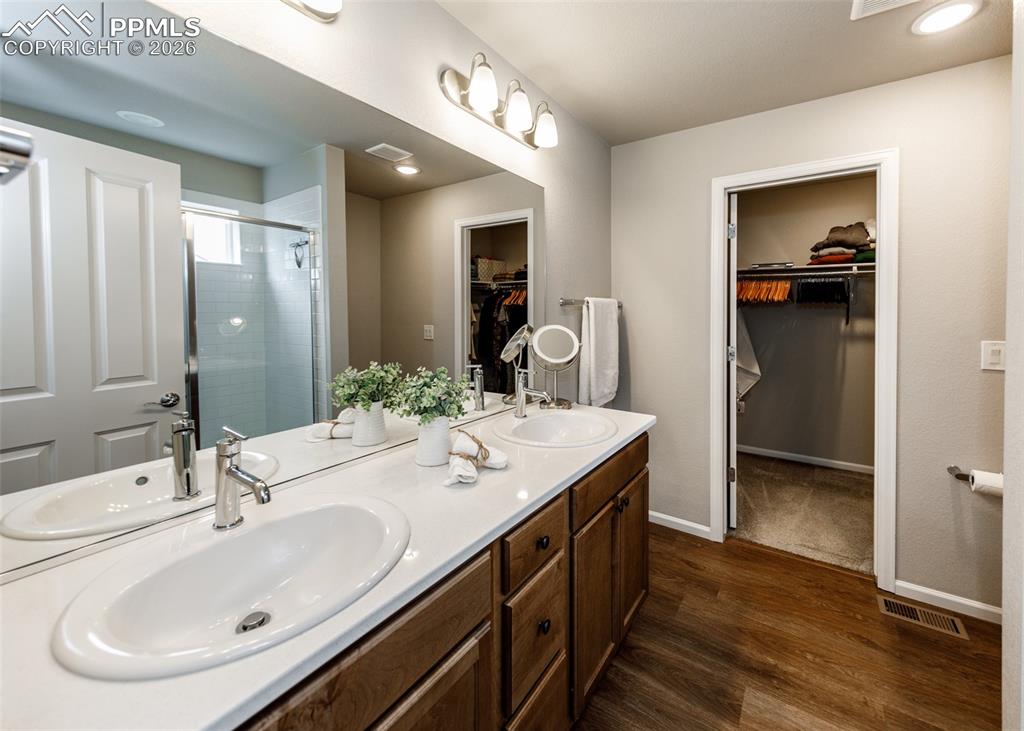 Image 29 of 48: Bathroom