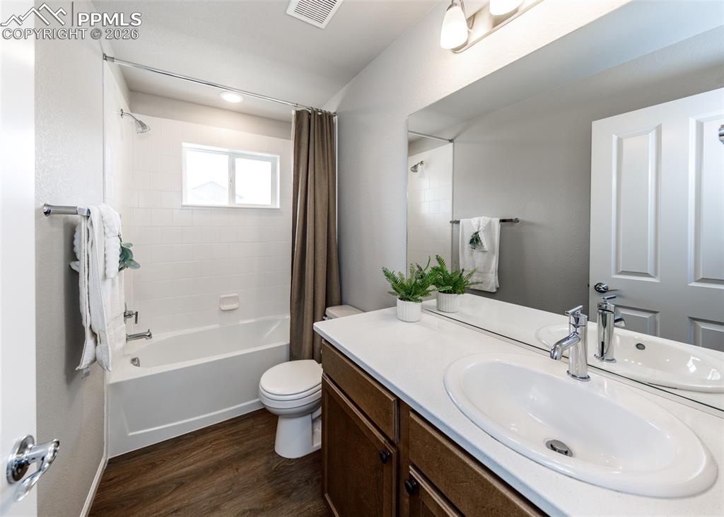 Image 33 of 48: Bathroom