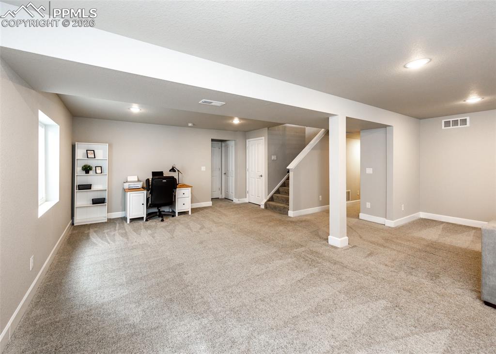 Image 39 of 48: Office