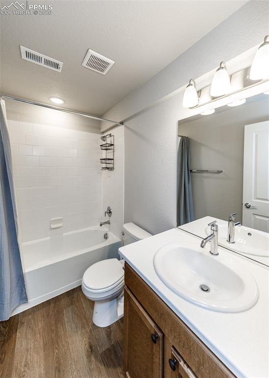 Image 46 of 48: Bathroom