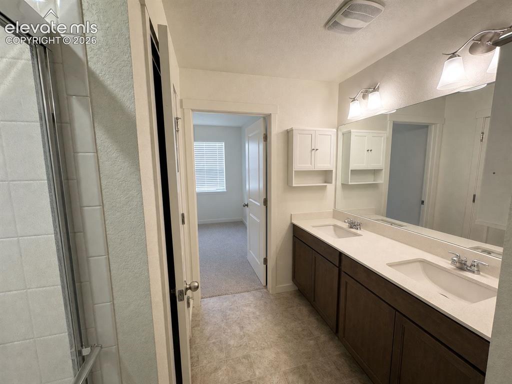 Image 11 of 16: Bathroom