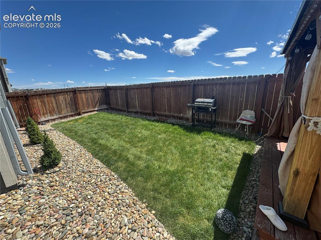 Image 14 of 16: Yard