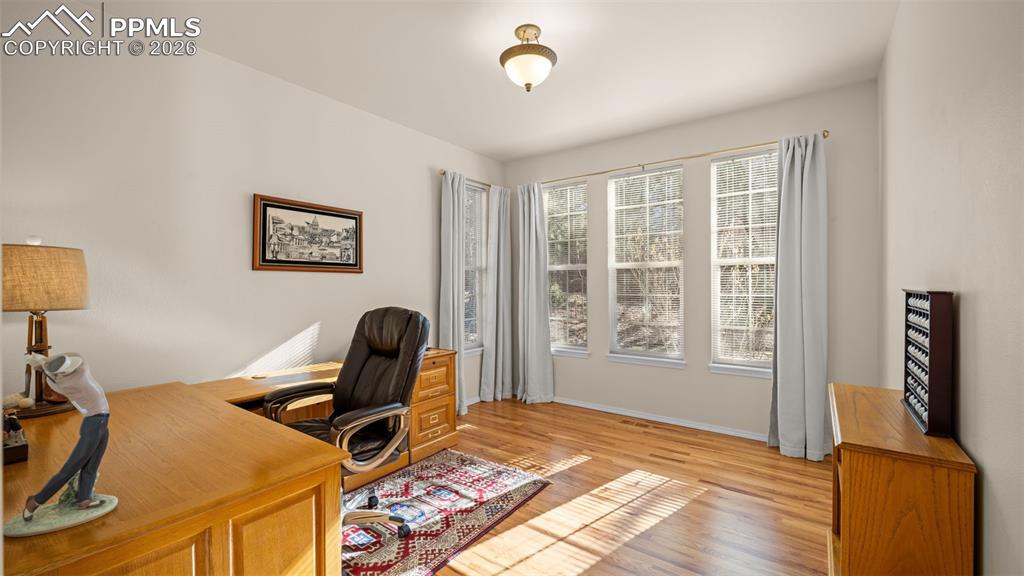 Image 23 of 48: Office