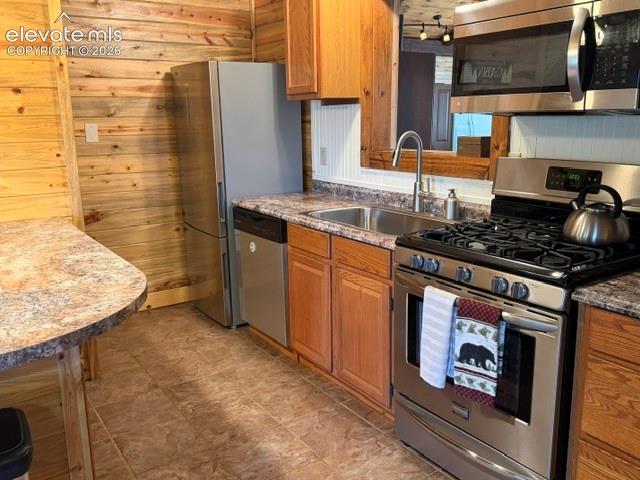 Image 10 of 38: Kitchen