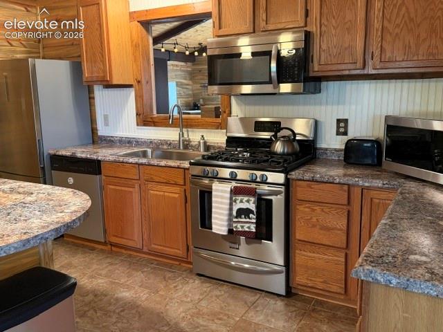 Image 11 of 38: Kitchen