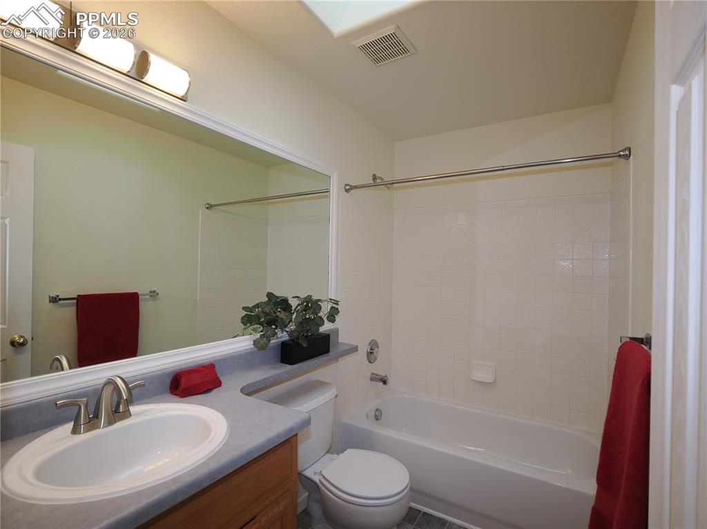 Image 18 of 34: Bathroom