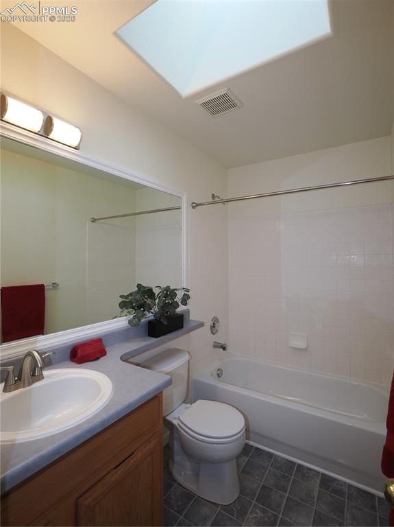 Image 19 of 34: Bathroom