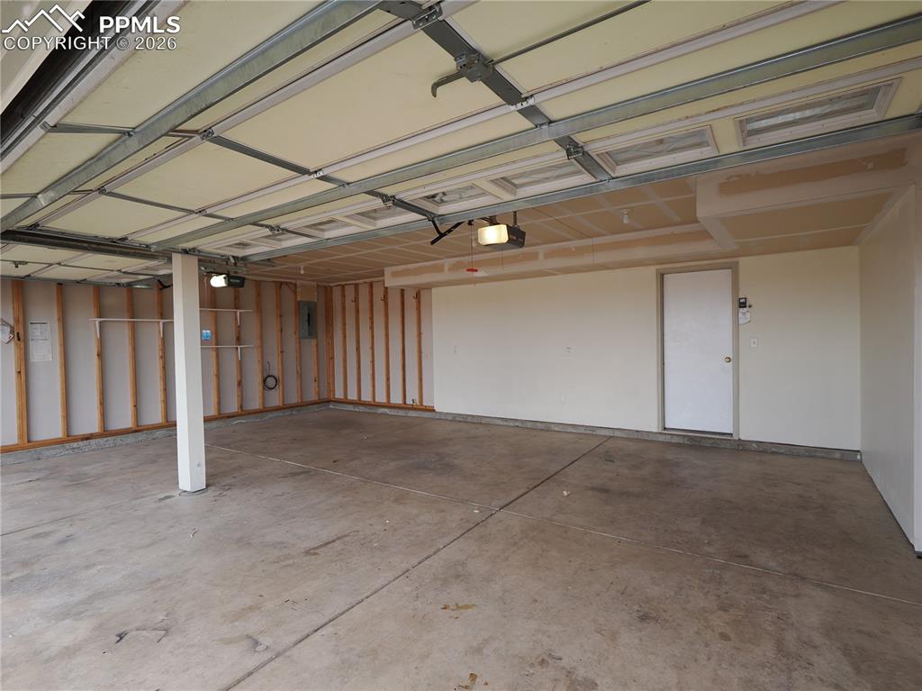 Image 31 of 34: Garage