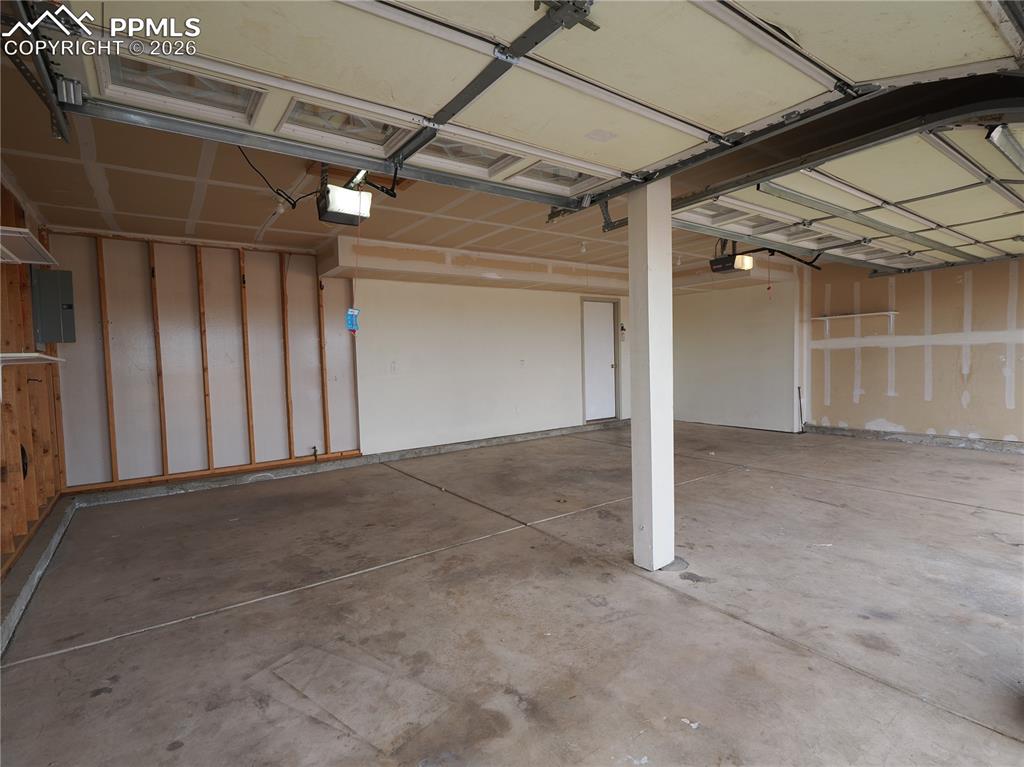 Image 32 of 34: Garage