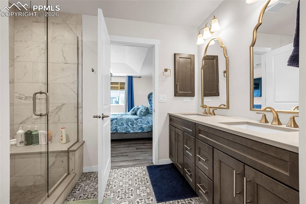 Image 16 of 31: Bathroom