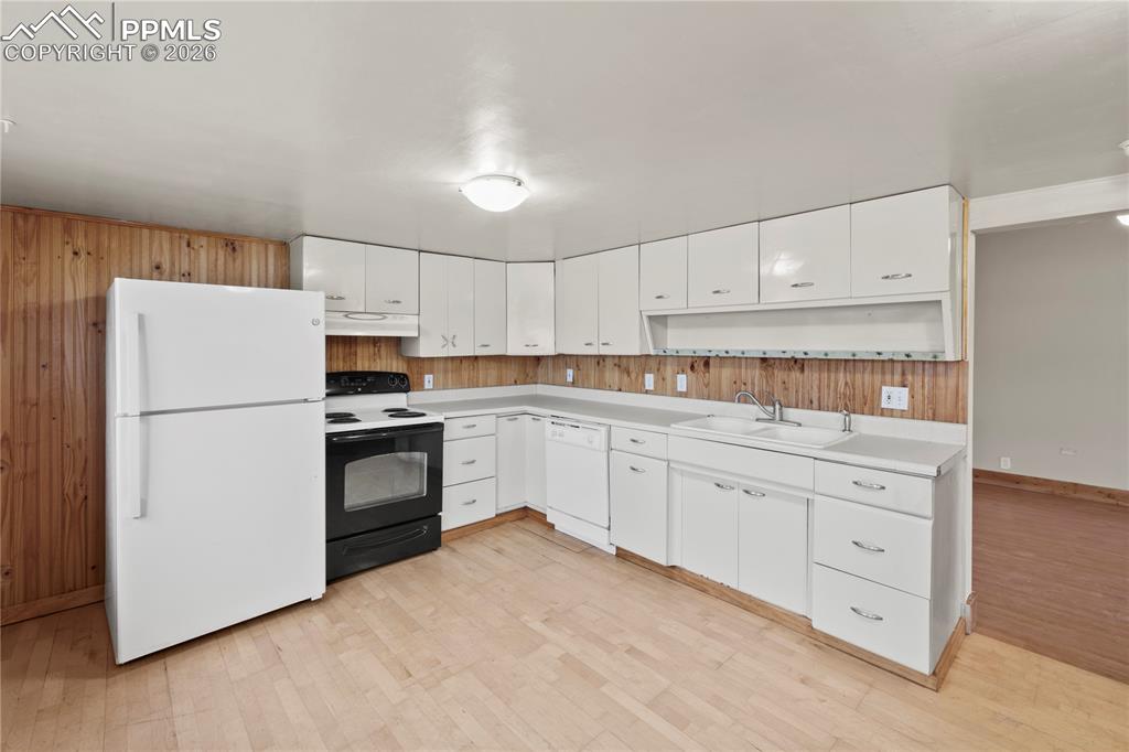 Image 23 of 50: Kitchen