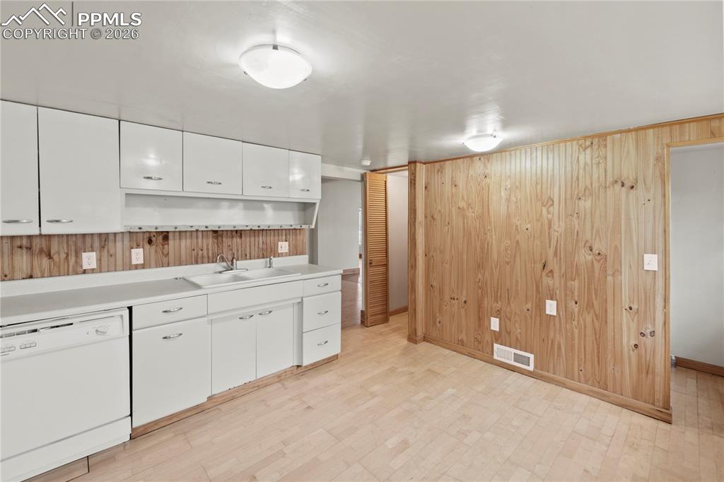 Image 24 of 50: Kitchen