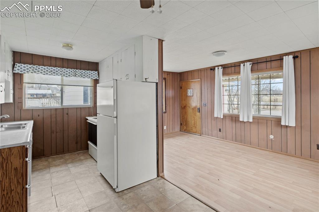 Image 35 of 50: Kitchen