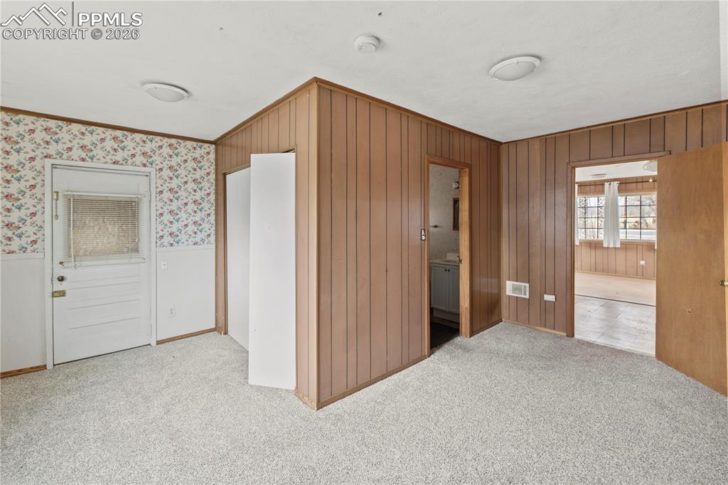 Image 40 of 50: Bedroom