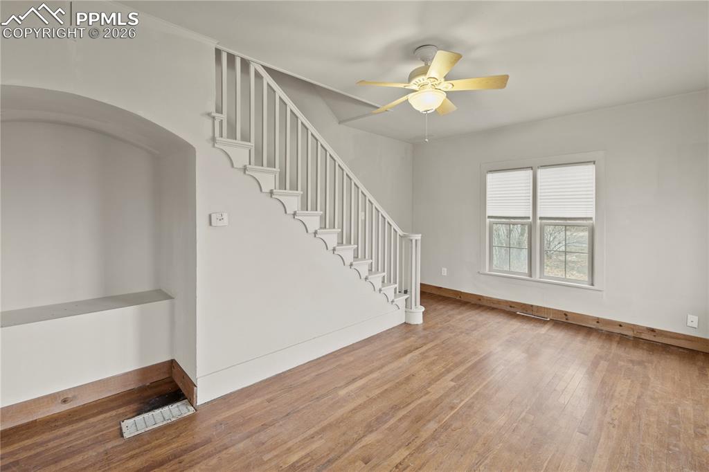 Image 8 of 50: Living Room