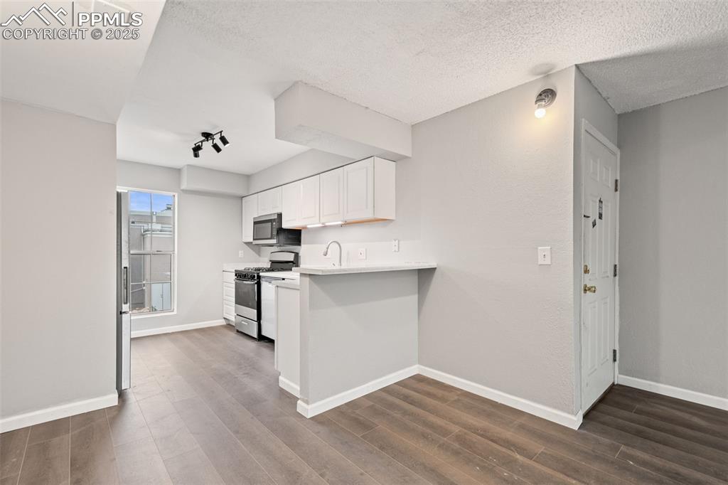 Image 10 of 25: Kitchen