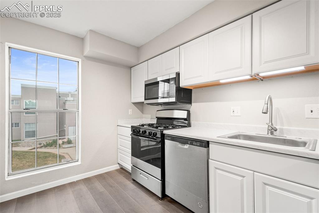 Image 11 of 25: Kitchen