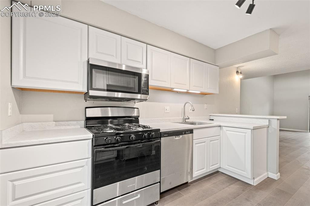Image 12 of 25: Kitchen