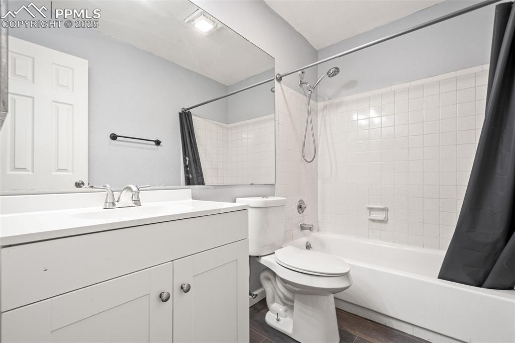 Image 17 of 25: Bathroom