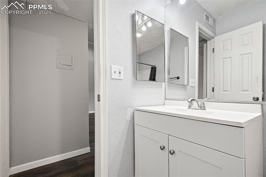 Image 18 of 25: Bathroom