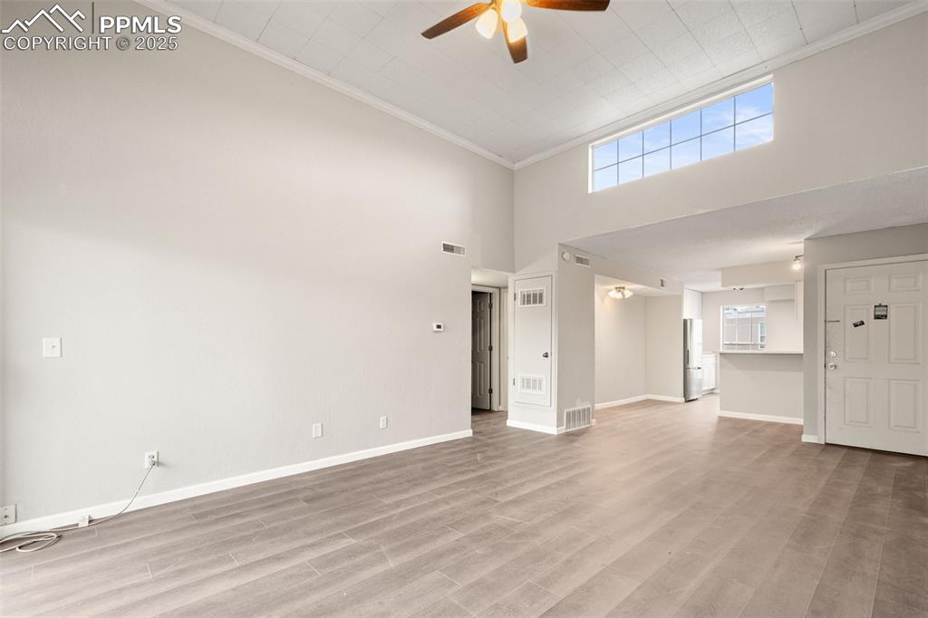 Image 5 of 25: Living Room