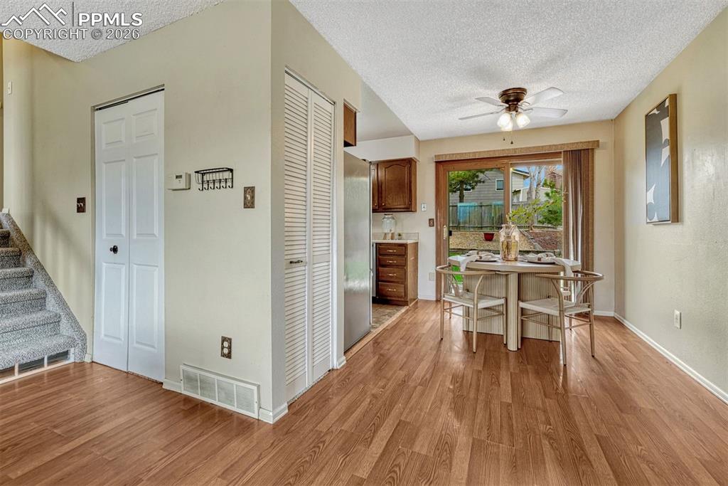 Image 19 of 33: Dining Area