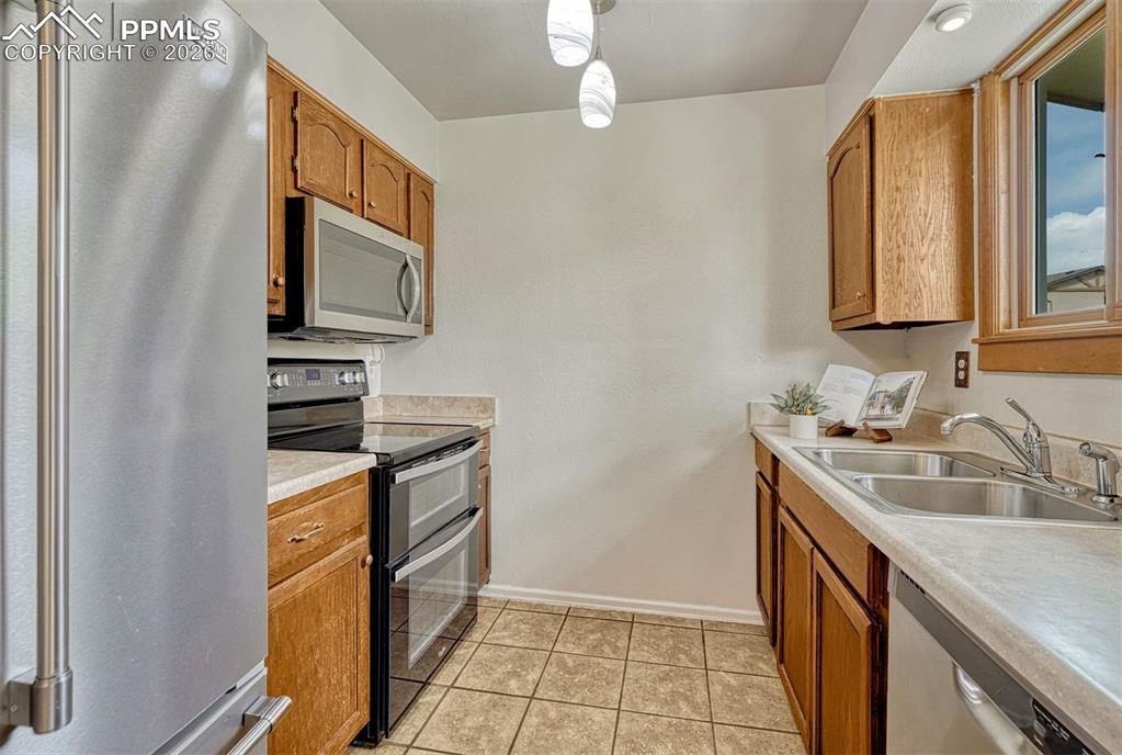 Image 20 of 33: Kitchen