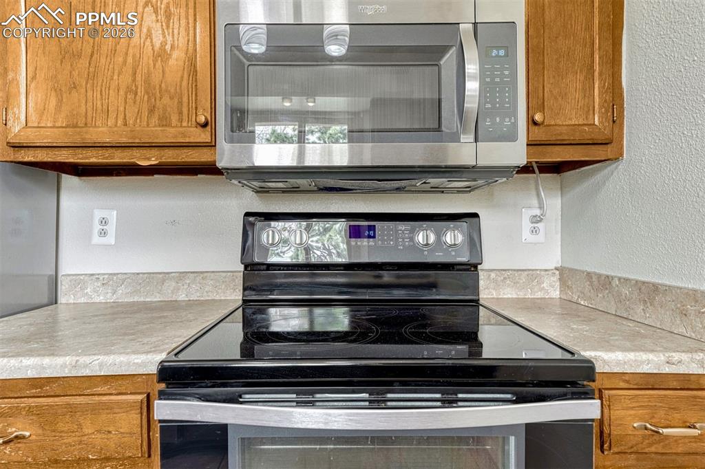 Image 21 of 33: Kitchen