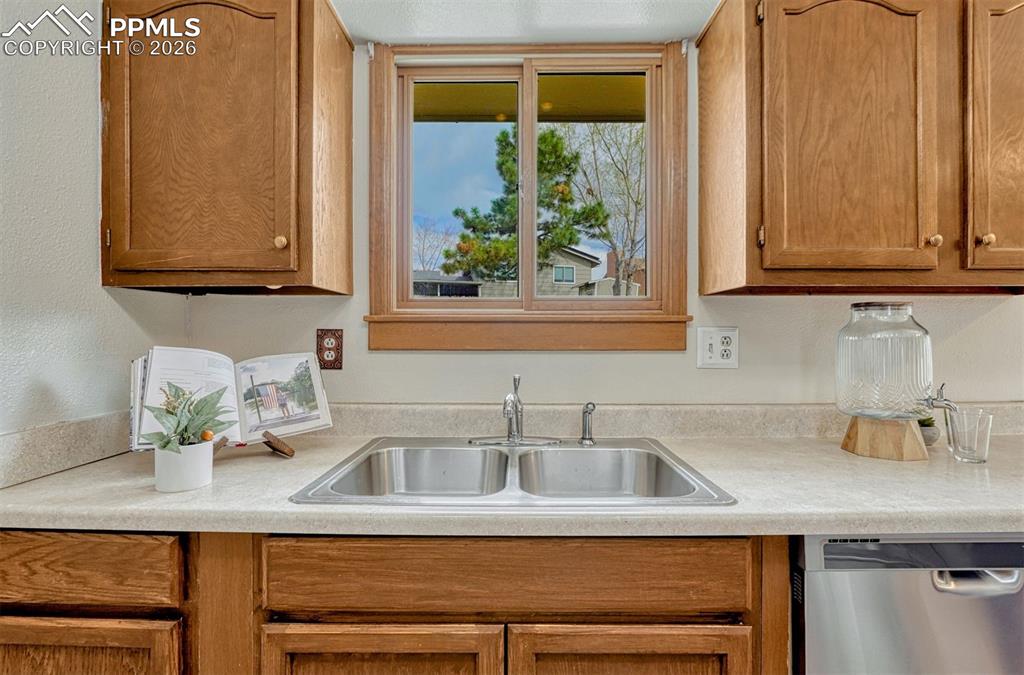 Image 22 of 33: Kitchen