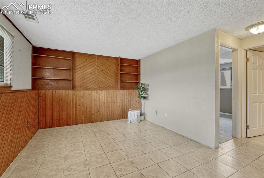 Image 27 of 33: Family Room