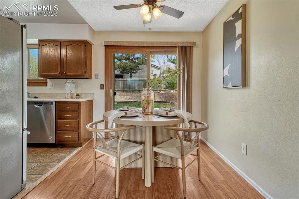 Image 4 of 33: Easy to entertain