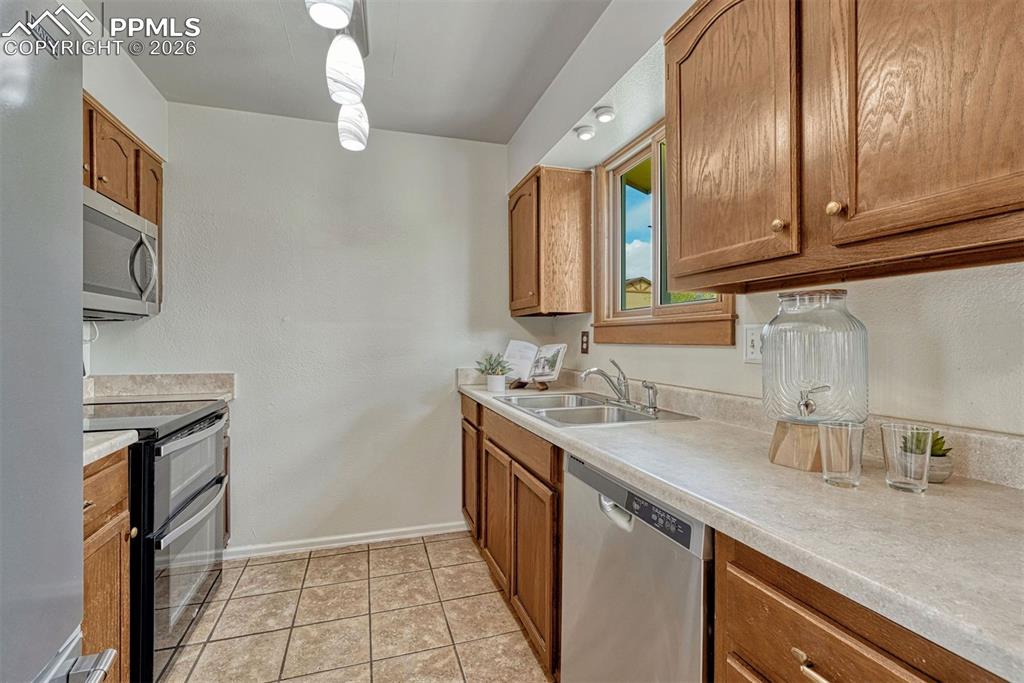 Image 5 of 33: Stainless steel appliance and a double oven