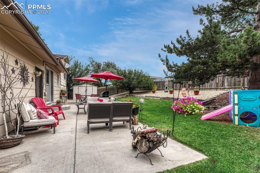 Image 6 of 33: Look at all the space for outdoor fun