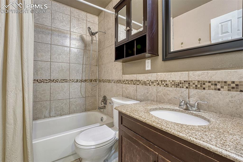 Image 8 of 33: Upper level bath