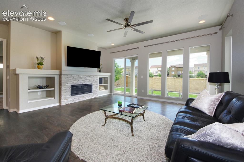 Image 10 of 35: Living Room