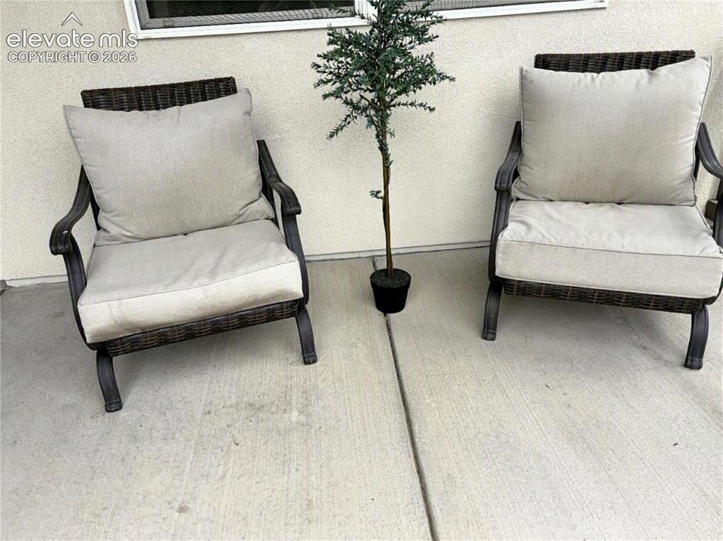 Image 3 of 7: Patio