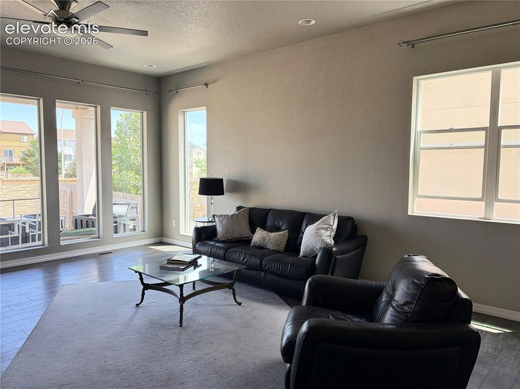 Image 5 of 7: Living Room