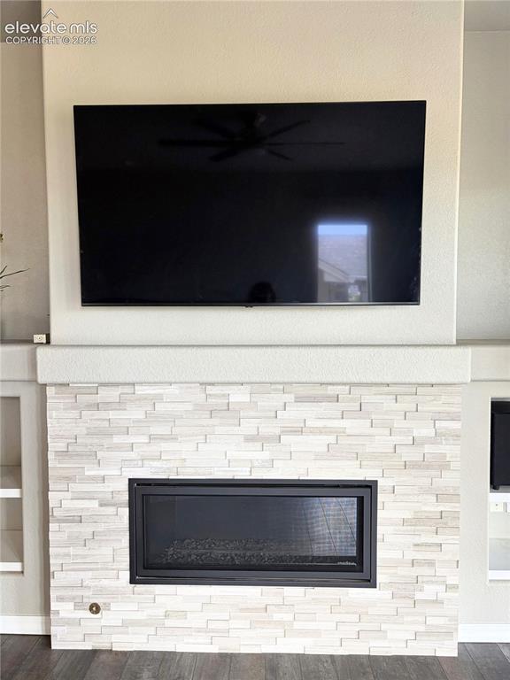 Image 6 of 7: Fireplace