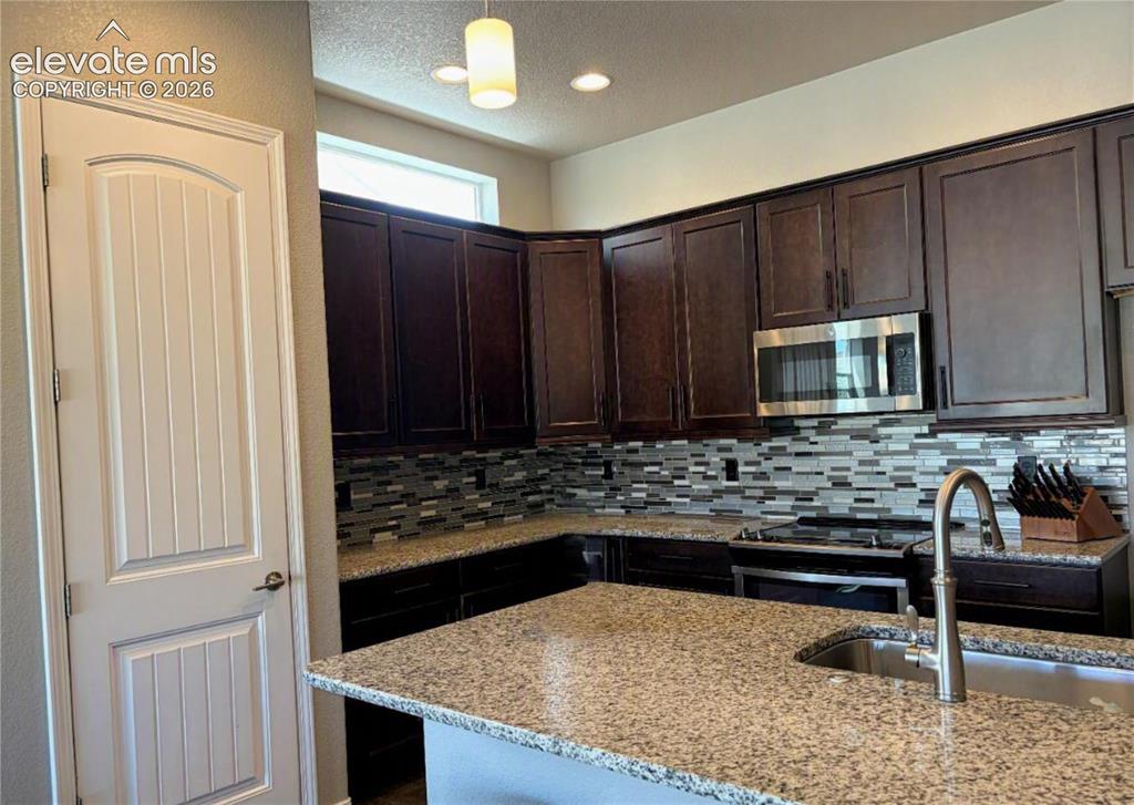 Image 7 of 7: Kitchen