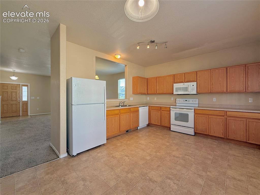 Image 6 of 26: Kitchen