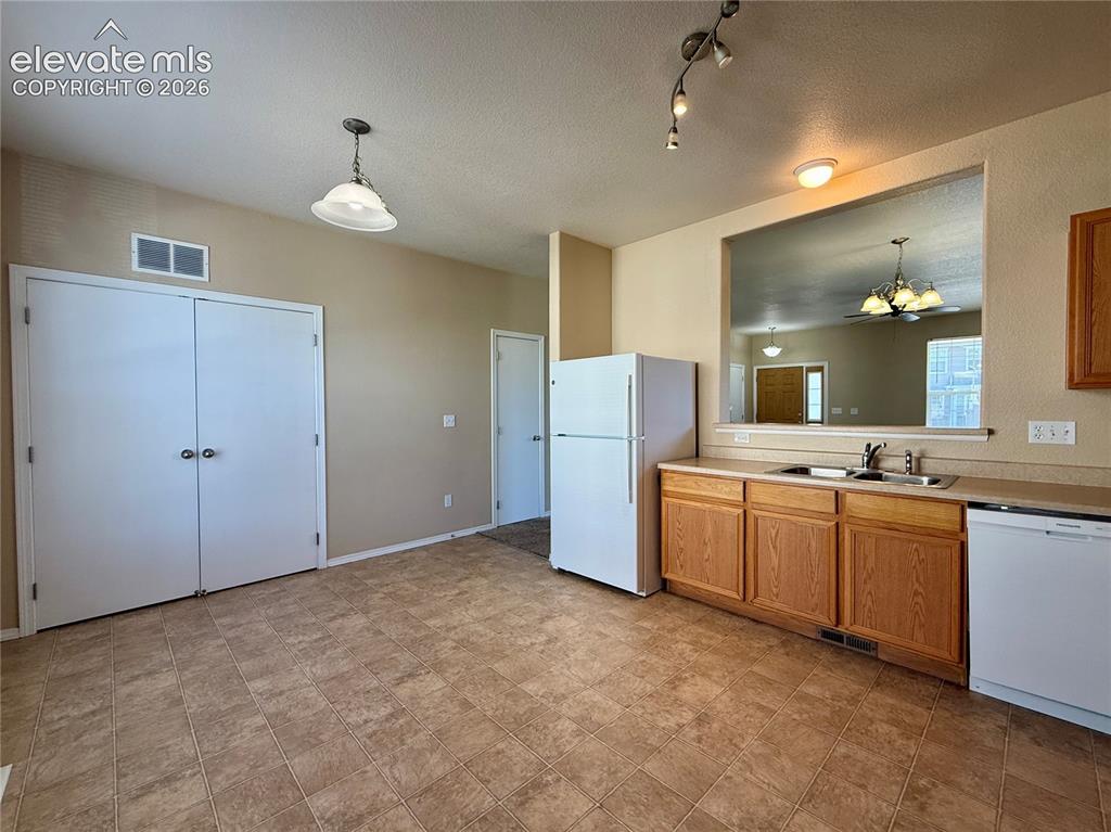 Image 7 of 26: Kitchen